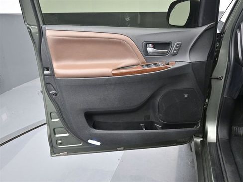 Used 2019 Toyota Sienna L image 22