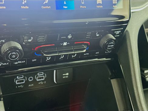 Used 2023 Jeep Grand Cherokee Limited image 24