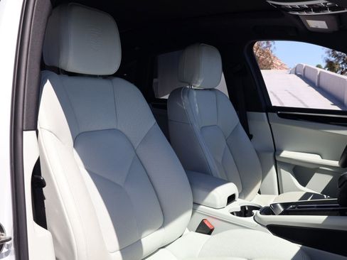 Certified 2025 Porsche Macan AWD/4WD image 24