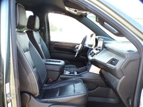 Used 2023 Chevrolet Suburban Premier RWD image 12