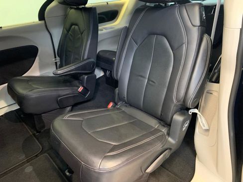 Used 2022 Chrysler Pacifica Touring-L w/ Uconnect Theater Family Group image 42