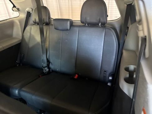 Used 2016 Toyota Sienna SE Premium FWD image 14