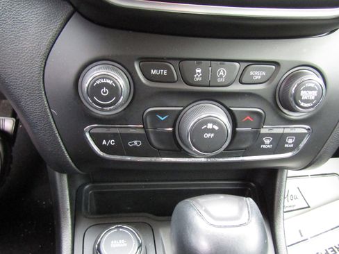 Used 2020 Jeep Cherokee Latitude Plus image 18