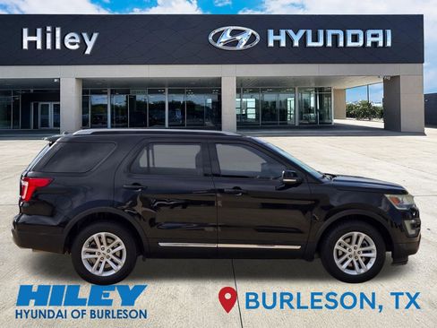 Used 2017 Ford Explorer XLT w/ Equipment Group 202A FWD image 3
