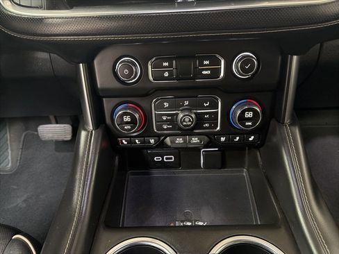 Used 2023 Chevrolet Suburban Premier image 23