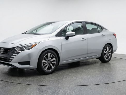 Used 2025 Nissan Versa SV image 3