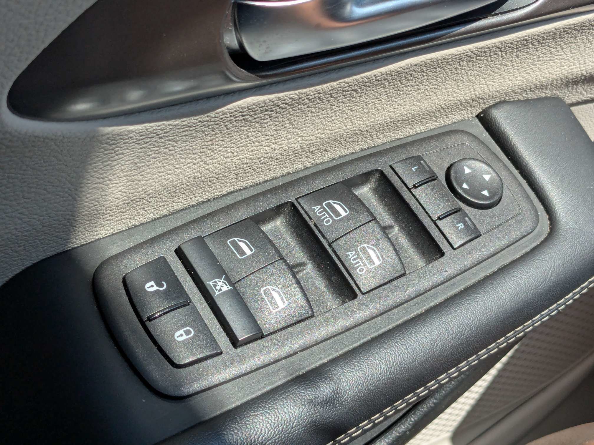 Used 2023 Chrysler Pacifica Touring-L FWD image 24