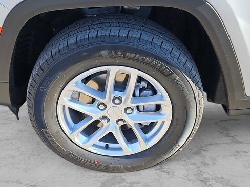 Used 2025 Jeep Grand Cherokee Laredo X image 12