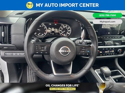 Used 2025 Nissan Pathfinder SL AWD/4WD image 9
