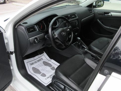 Used 2017 Volkswagen Jetta SE image 10