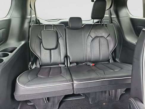Used 2026 Chrysler Pacifica Limited FWD image 34