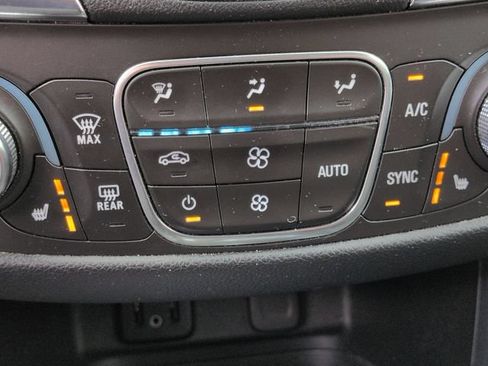 Used 2018 Chevrolet Equinox LT w/ Sun & Infotainment Package FWD image 16