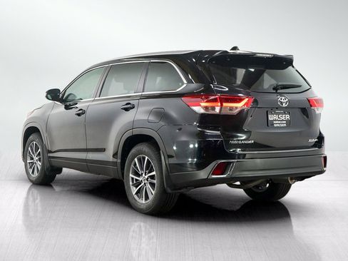 Used 2019 Toyota Highlander XLE AWD/4WD image 3