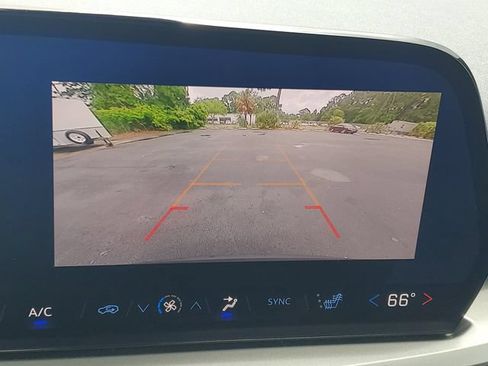 Used 2025 Chevrolet Traverse LT FWD image 25