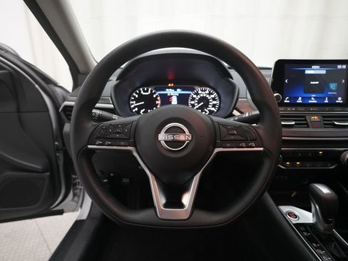 Used 2024 Nissan Altima 2.5 SV FWD image 4