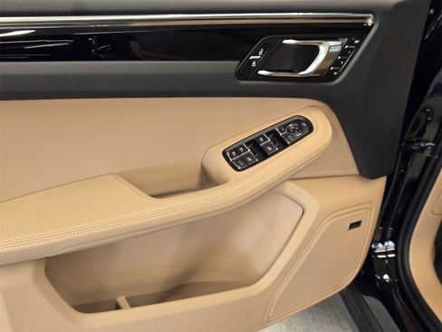 Used 2025 Porsche Macan image 14