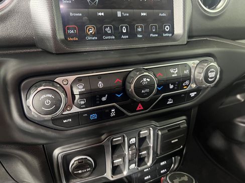 Used 2021 Jeep Wrangler Unlimited Sahara w/ Cold Weather Group AWD/4WD image 32