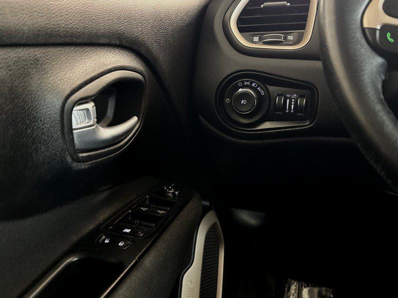 Used 2017 Jeep Renegade Latitude AWD/4WD image 9