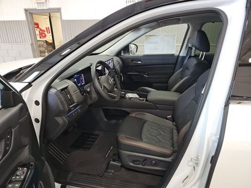 New 2026 Nissan Pathfinder Platinum AWD/4WD image 9