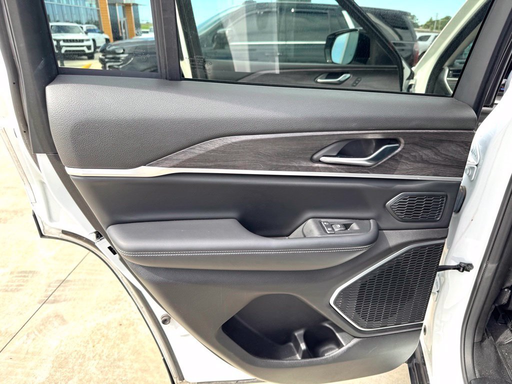 Used 2022 Jeep Grand Cherokee Limited AWD/4WD image 13