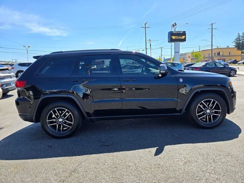 Used 2017 Jeep Grand Cherokee Trailhawk w/ Trailhawk Luxury Group AWD/4WD image 5