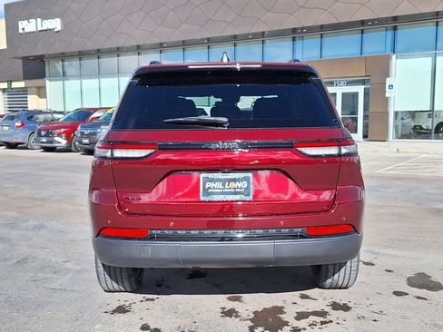 Used 2024 Jeep Grand Cherokee Altitude image 4