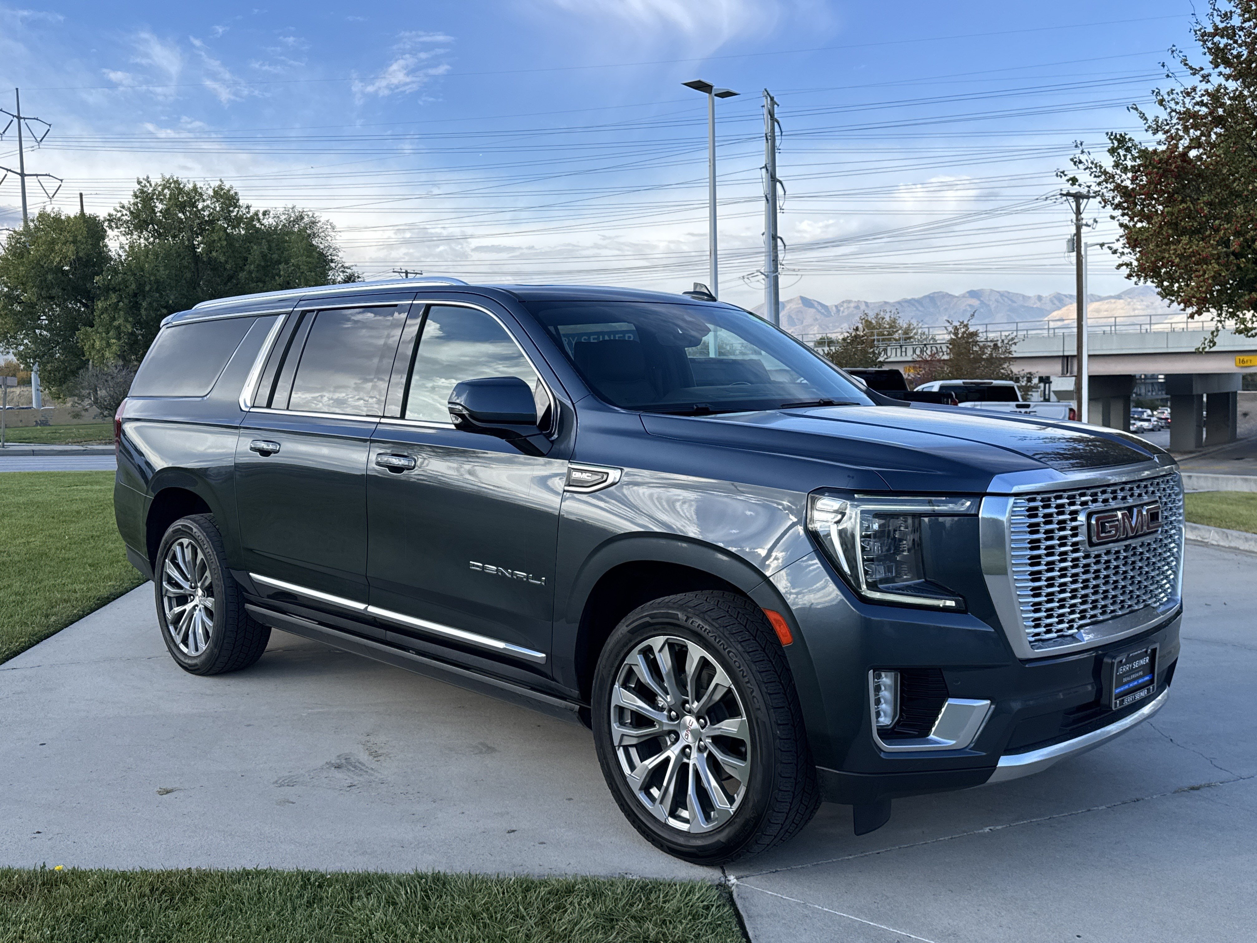Used 2021 GMC Yukon XL Denali w/ Denali Premium Package AWD/4WD image 7