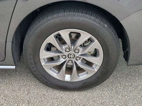 Used 2025 Toyota Sienna XLE w/ XLE Plus Package FWD image 5
