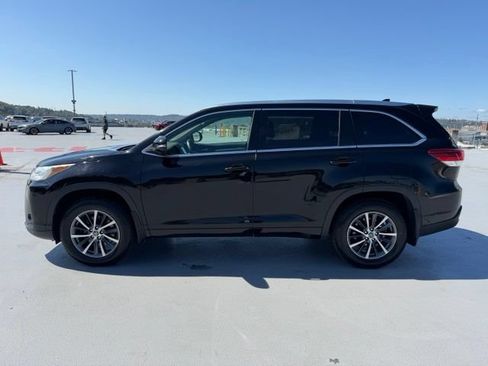 Used 2017 Toyota Highlander XLE AWD/4WD image 7