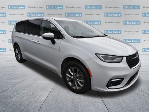 Used 2023 Chrysler Pacifica Touring-L w/ Uconnect Theater Family Group image 11