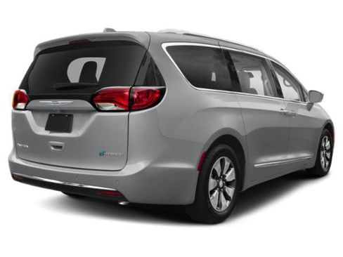 Used 2018 Chrysler Pacifica Touring-L FWD image 2