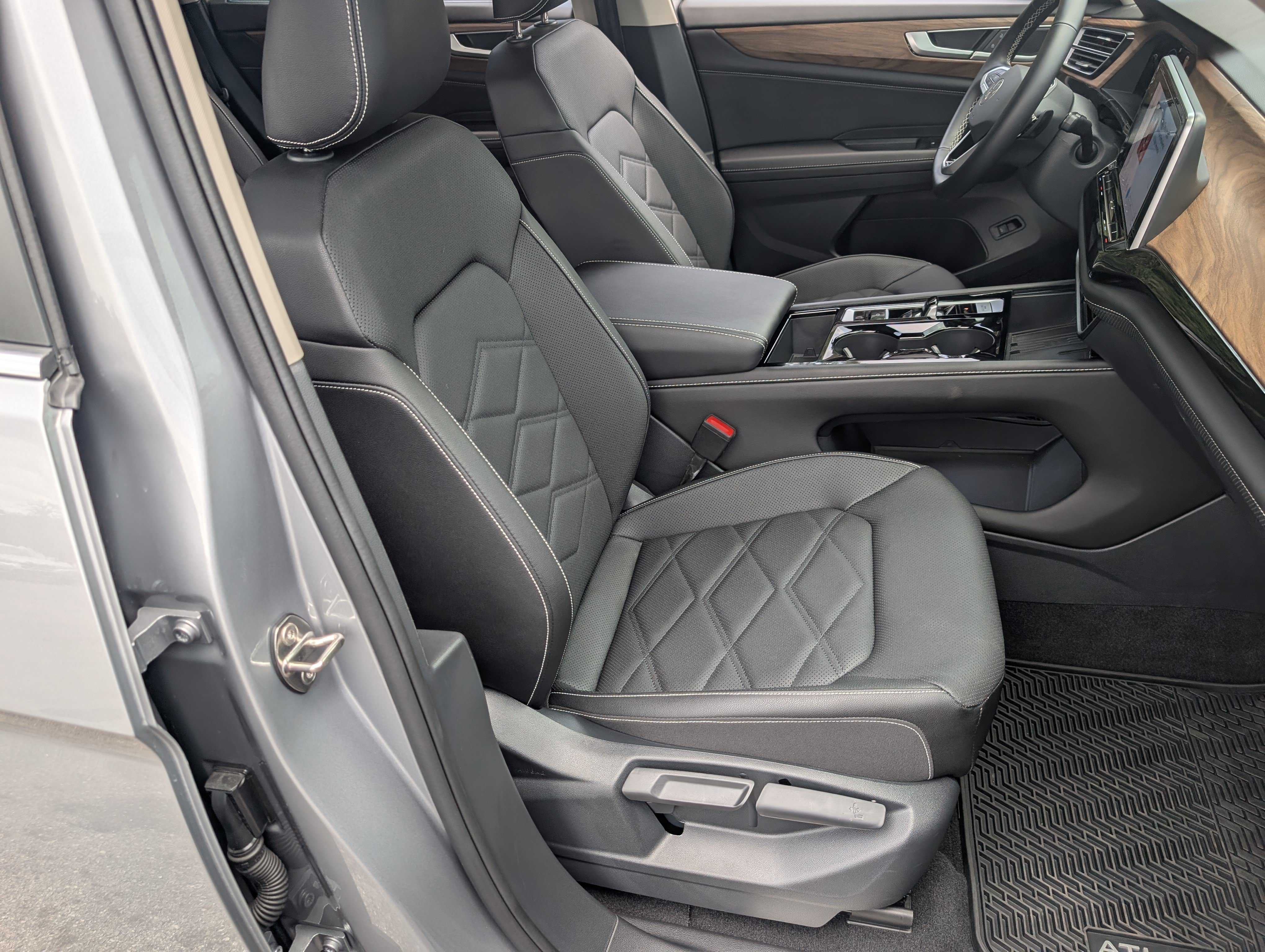 Used 2026 Volkswagen Atlas SE w/ Black Wheel Package FWD image 21
