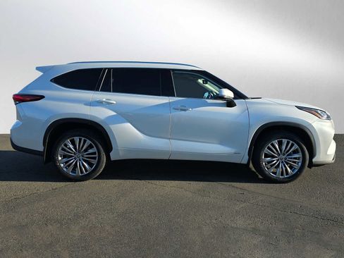 Used 2023 Toyota Highlander Platinum image 2