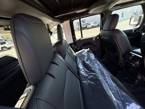 New 2026 Jeep Wrangler Unlimited Sahara AWD/4WD image 15