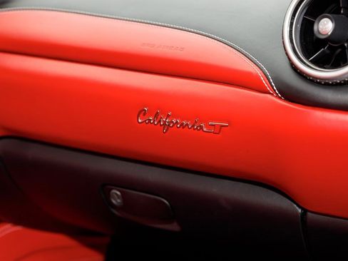 Used 2017 Ferrari California T RWD image 14