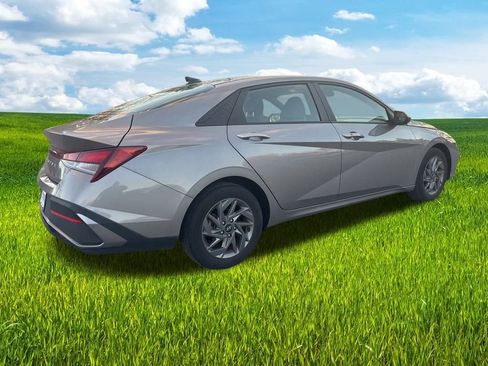 Used 2024 Hyundai Elantra SEL image 40