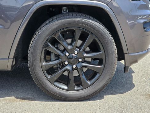Used 2018 Jeep Grand Cherokee Altitude RWD image 8