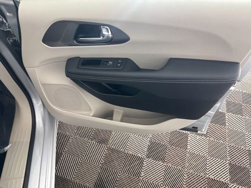 Used 2024 Chrysler Pacifica Touring-L image 19