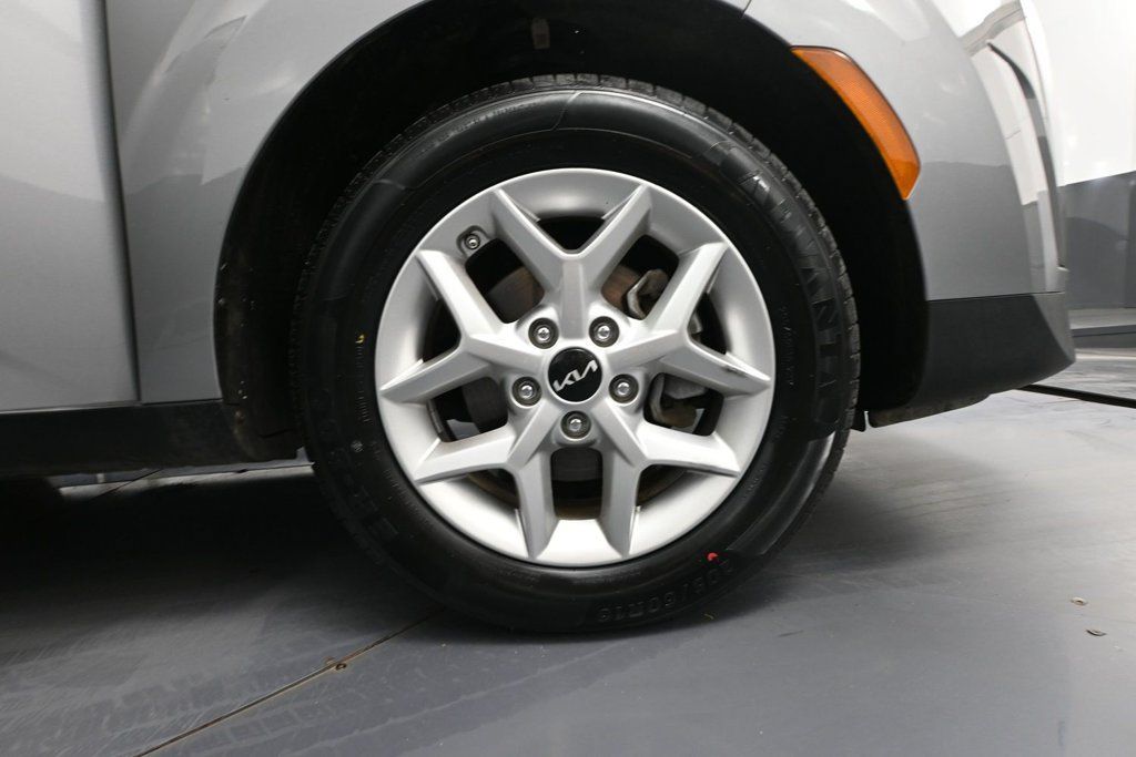 Used 2023 Kia Soul LX w/ LX Technology Package FWD image 12