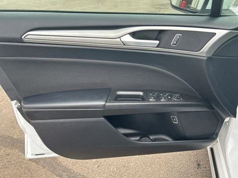 Used 2020 Ford Fusion SE image 12