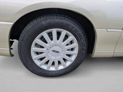 Used 2005 Lincoln Town Car Signature RWD image 21