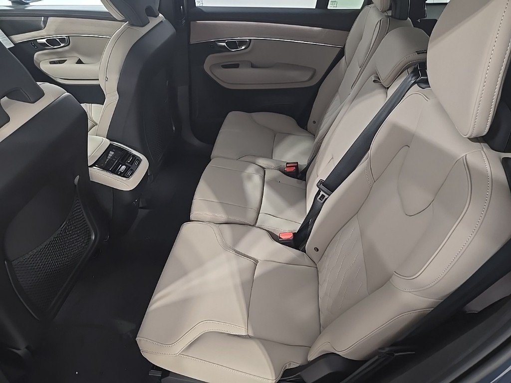 Used 2026 Volvo XC90 B6 Plus w/ Protection Package Premier AWD/4WD image 19