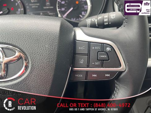 Used 2023 Toyota Highlander LE AWD/4WD image 18