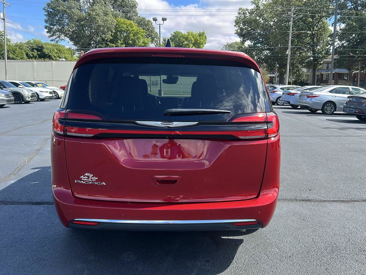 Used 2024 Chrysler Pacifica Touring-L FWD image 6