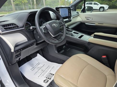 Certified 2024 Toyota Sienna Limited image 28