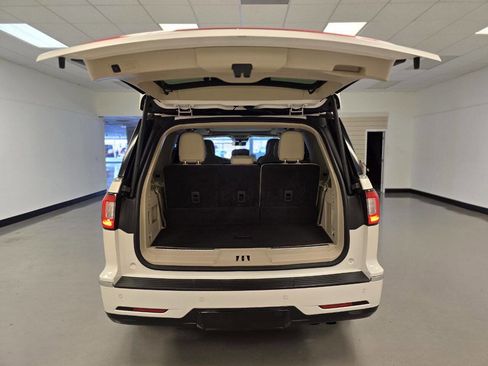 Used 2019 Lincoln Navigator Reserve AWD/4WD image 10