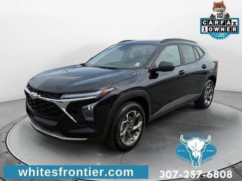 Used 2026 Chevrolet Trax LT FWD image 1
