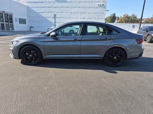 Used 2025 Volkswagen Jetta SE w/ Sunroof Package FWD image 4