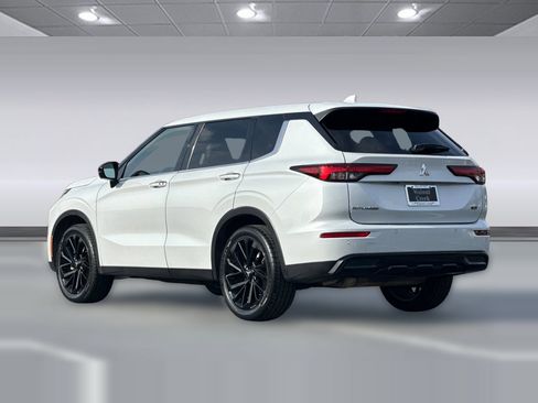 Used 2023 Mitsubishi Outlander SE image 3