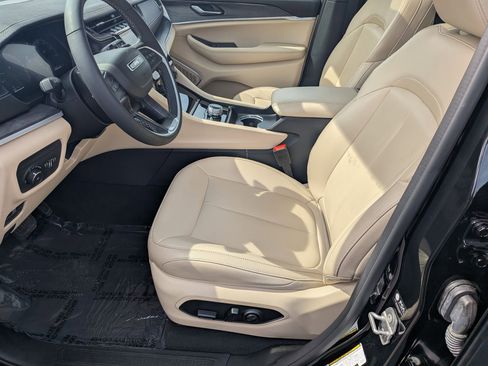 Certified 2024 Jeep Grand Cherokee Limited image 13